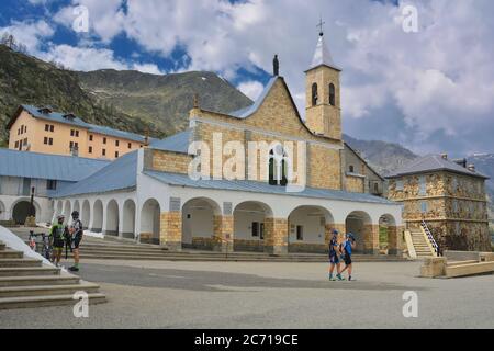 Die Wallfahrtskirche Sant`Anna di Vinadio, Ziel von Pilgern, Wanderern und Sportlern, mit 2020 Metern Höhe ist die erste höchste Wallfahrtskirche in Europa. Stockfoto